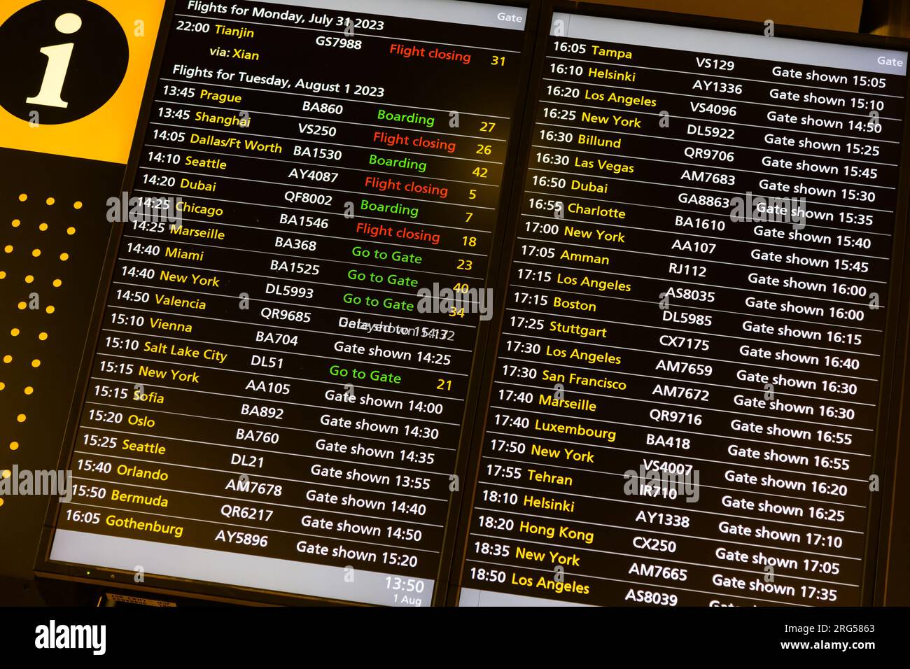 Londra, Regno Unito - 1 agosto 2023; bacheca informativa sulla partenza presso il Terminal 3 dell'aeroporto Heathrow di Londra Foto Stock