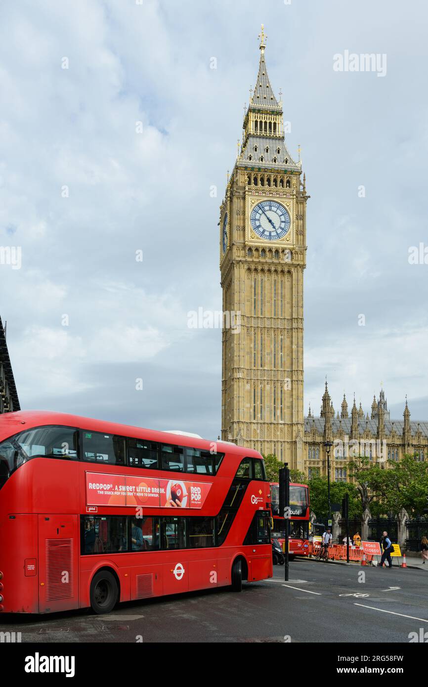 Londra, Regno Unito - 31 luglio 2023; autobus rosso a due piani London Central di fronte alla Elizabeth Tower con il Big Ben Foto Stock