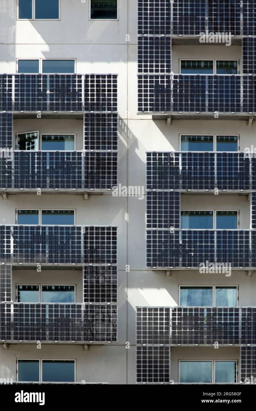 Pannelli solari sullo sviluppo di Ungdomsboliger (alloggi per giovani) nei docklands di Aarhus, Danimarca. Foto Stock