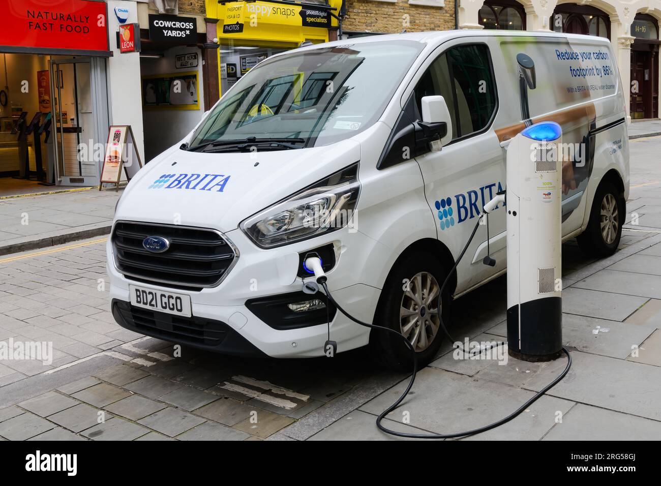 Londra, Regno Unito - 31 luglio 2023; veicolo Brita in fase di ritocco su Londra Street con elettricità Foto Stock