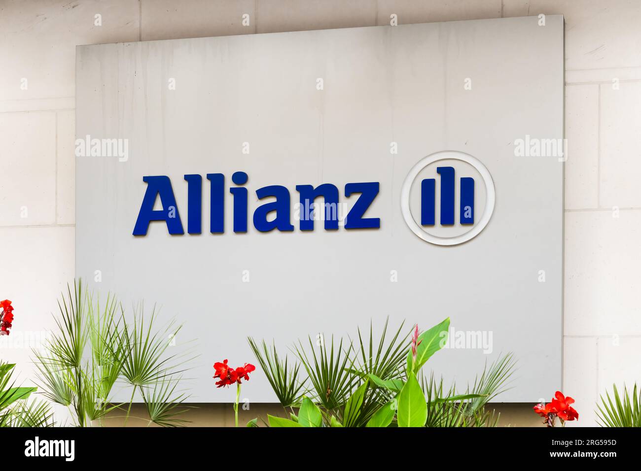 Londra, Regno Unito - 29 luglio 2023; firma presso Allianz Commercial Insurance Company sulla parete con logo Foto Stock