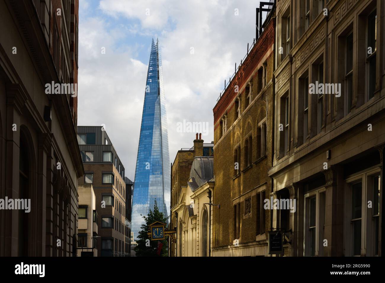 Londra, Regno Unito - 29 luglio 2023; vista del paesaggio urbano lungo il grattacielo di St Mary at Hill of the Shard attraverso gli edifici Foto Stock