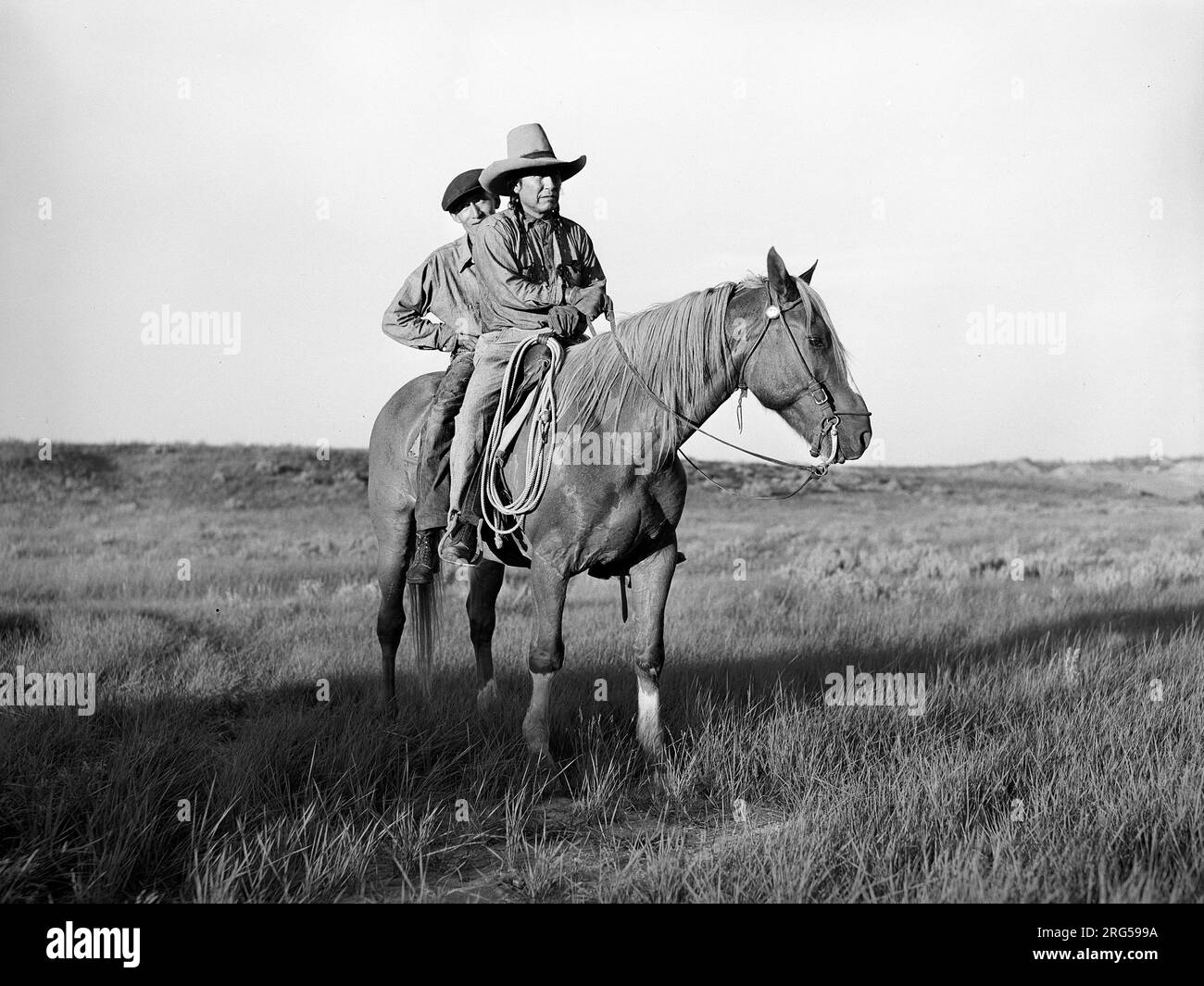 Cheyenne Indian and Son on on Horse, Tongue River Reservation, Montana, USA, Arthur Rothstein, STATI UNITI Farm Security Administration, giugno 1939 Foto Stock