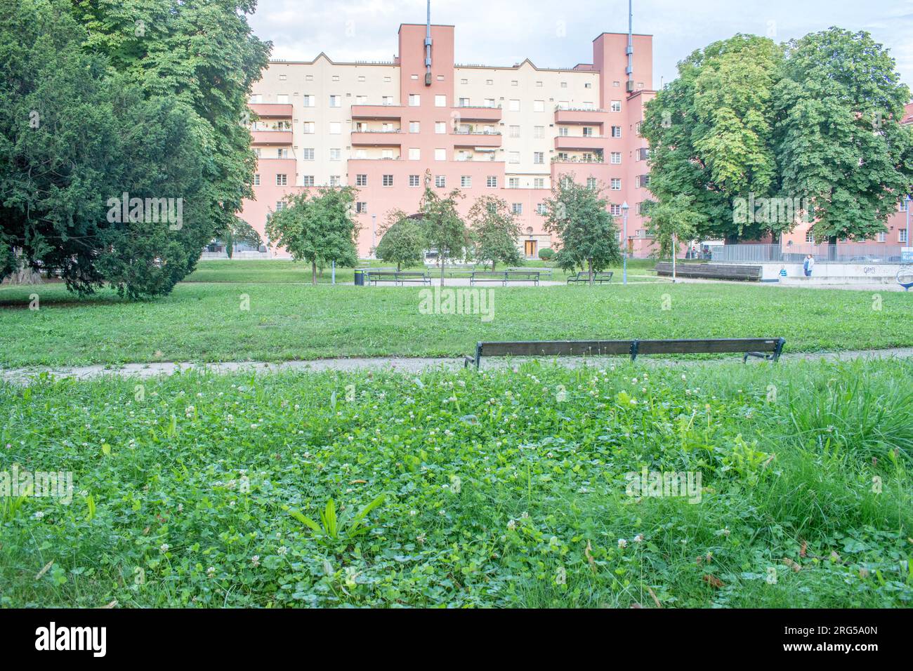 Vienna, Austria. 6 agosto 2023: Il complesso residenziale Karl Marx-Hof e gli edifici residenziali singoli più lunghi del mondo. Costruito tra il 1927 e il 1930. Foto Stock