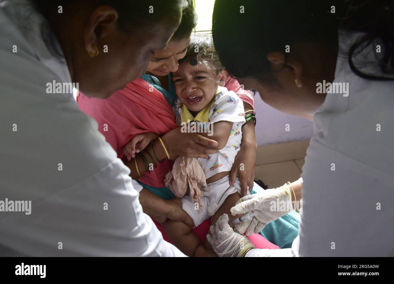 Guwahati, Guwahati, India. 7 agosto 2023. Un infermiere inietta IMI 5,0 a un bambino in un dispensario durante il programma nazionale di iniezione IMI 5,0 a Guwahati lunedì 7 agosto 2023. Inintensified Mission Indradhanush (IMI) 5,0, la campagna di recupero del vaccino, che si concentra sul raggiungimento di bambini a dose zero di età compresa tra 0 e 5 anni e donne incinte che potrebbero aver perso qualsiasi dose di vaccino nel programma nazionale di immunizzazione. IMI 5,0 si è svolto in tre fasi in tutto il paese. La prima fase sarà dal 7 al 12 agosto, la seconda dall'11 al 16 settembre e la terza fase da ottobre Foto Stock