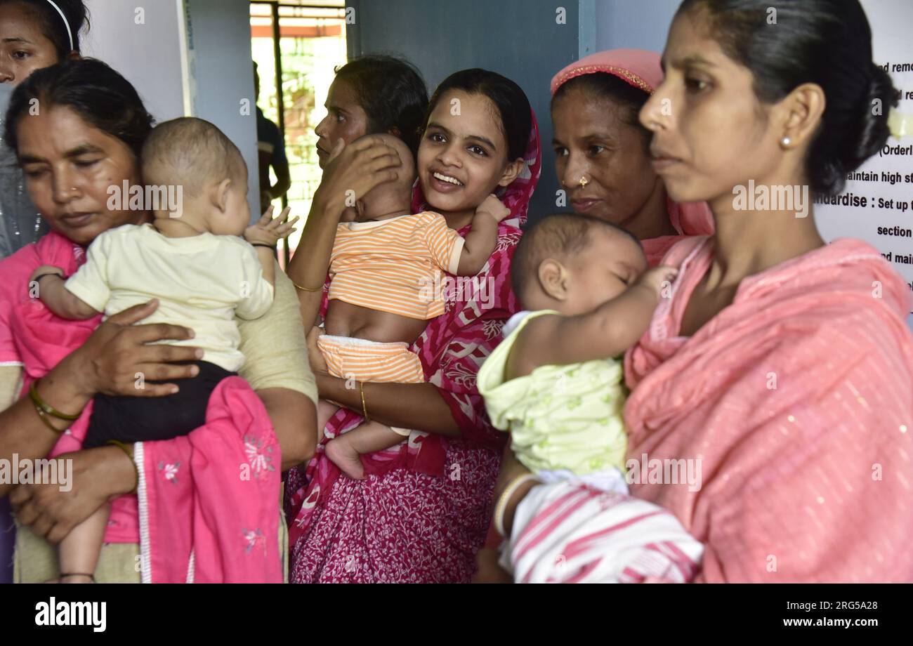 Guwahati, Guwahati, India. 7 agosto 2023. Le donne musulmane insieme al loro bambino aspettano di dare l'iniezione di IMI 5,0 al loro bambino in un dispensario durante il programma nazionale di iniezione di IMI 5,0 a Guwahati lunedì 7 agosto 2023. Inintensified Mission Indradhanush (IMI) 5,0, la campagna di recupero del vaccino, che si concentra sul raggiungimento di bambini a dose zero di età compresa tra 0 e 5 anni e donne incinte che potrebbero aver perso qualsiasi dose di vaccino nel programma nazionale di immunizzazione. IMI 5,0 si è svolto in tre fasi in tutto il paese. La prima fase sarà dal 7 al 12 agosto, la seconda dall'11 settembre Foto Stock