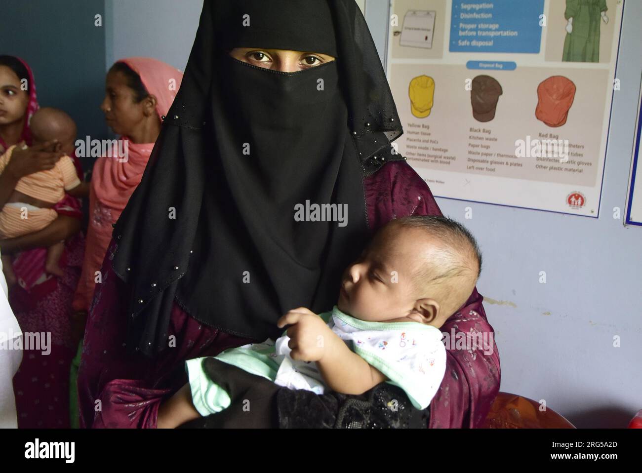 Guwahati, Guwahati, India. 7 agosto 2023. Una donna musulmana aspetta di somministrare IMI 5,0 al suo bambino in un dispensario durante il programma nazionale di iniezione IMI 5,0 a Guwahati lunedì 7 agosto 2023. Inintensified Mission Indradhanush (IMI) 5,0, la campagna di recupero del vaccino, che si concentra sul raggiungimento di bambini a dose zero di età compresa tra 0 e 5 anni e donne incinte che potrebbero aver perso qualsiasi dose di vaccino nel programma nazionale di immunizzazione. IMI 5,0 si è svolto in tre fasi in tutto il paese. La prima fase sarà dal 7 al 12 agosto, la seconda dall'11 al 16 settembre e la terza pha Foto Stock