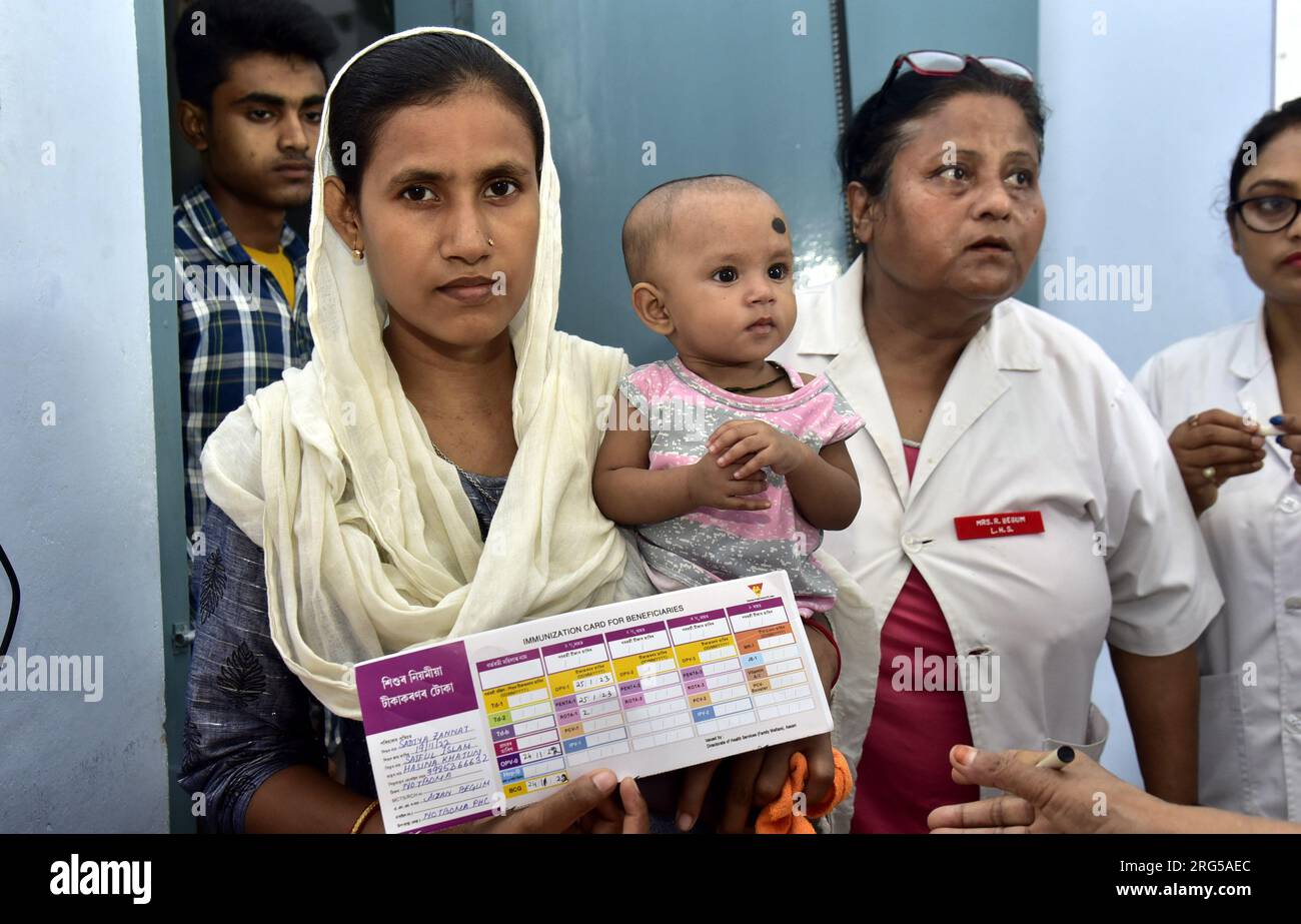 Guwahati, Guwahati, India. 7 agosto 2023. Una donna musulmana, insieme al suo bambino, tiene l'iniezione IMI 5,0 prima di dare al suo bambino in un dispensario durante il programma nazionale di iniezione IMI 5,0 a Guwahati lunedì 7 agosto 2023. Inintensified Mission Indradhanush (IMI) 5,0, la campagna di recupero del vaccino, che si concentra sul raggiungimento di bambini a dose zero di età compresa tra 0 e 5 anni e donne incinte che potrebbero aver perso qualsiasi dose di vaccino nel programma nazionale di immunizzazione. IMI 5,0 si è svolto in tre fasi in tutto il paese. La prima fase sarà dal 7 al 12 agosto, la seconda fase da Sette Foto Stock