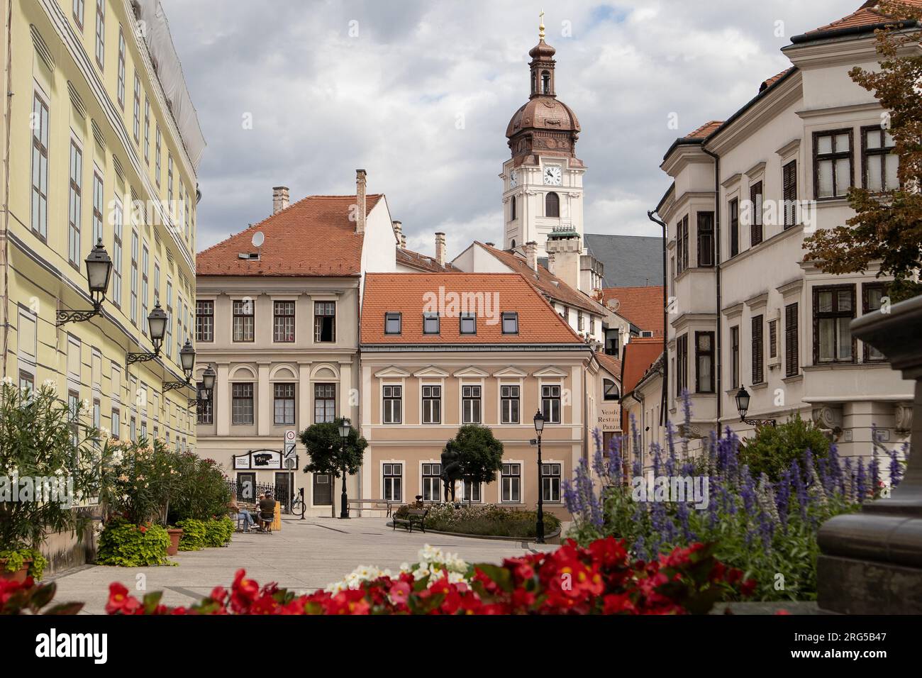 Vista della torre della cattedrale da Piazza della porta di Vienna a Győr. Foto Stock