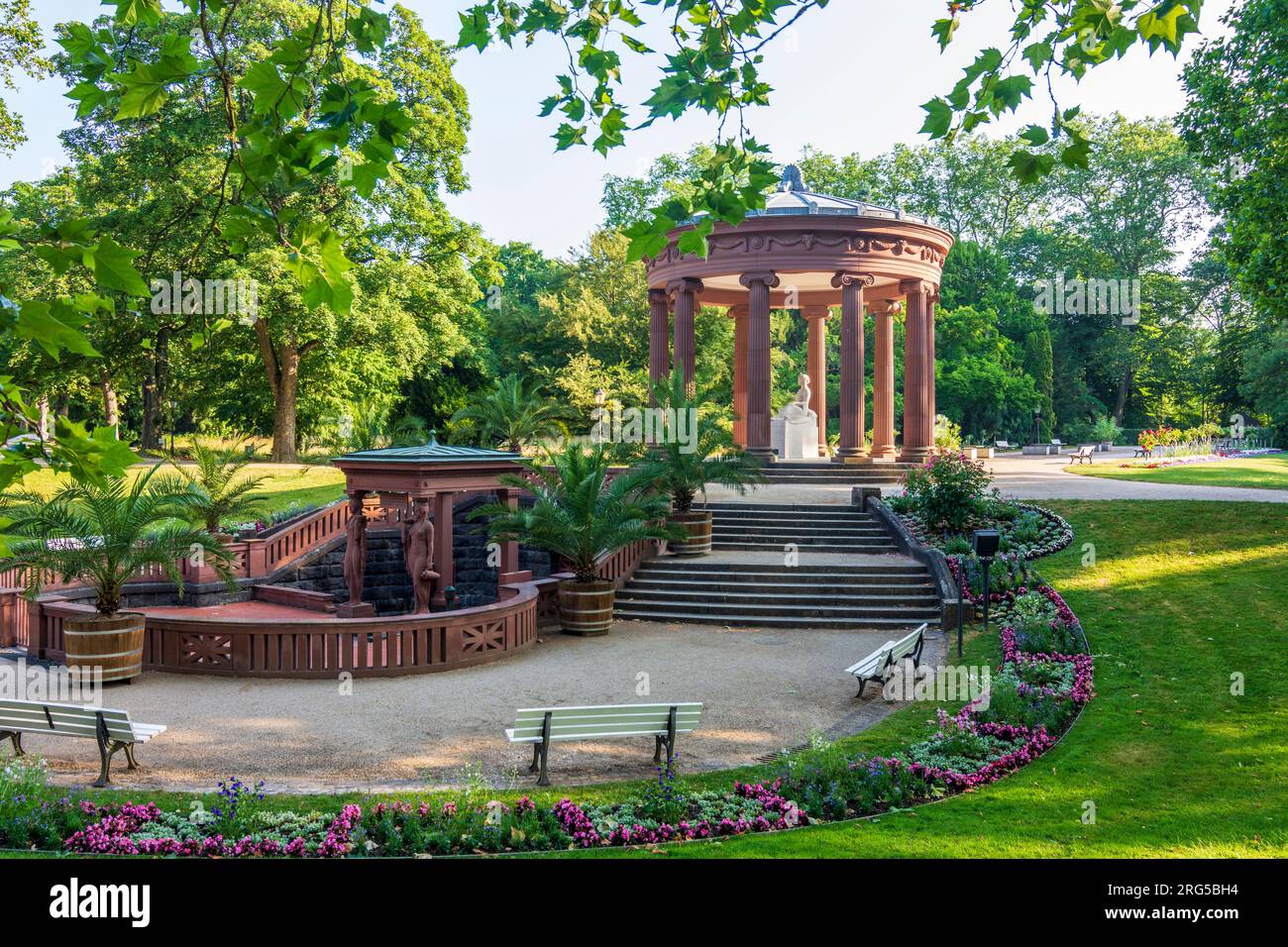 Bad Homburg vor der Höhe: parco Kurpark, fontana Elisabethenbrunnen con monopteri a Taunus, Assia, Assia, Germania Foto Stock