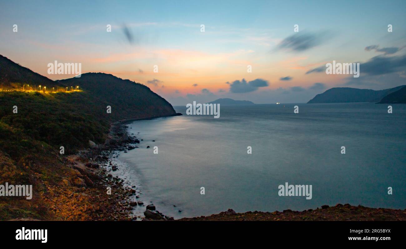 Tramonto sulla spiaggia di Bai Nhat, sull'isola di con Dao, Ba Ria Vung Tau, Vietnam Foto Stock