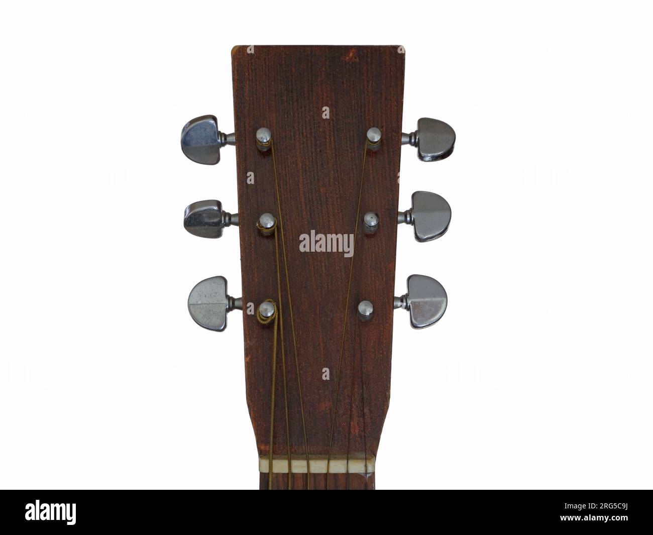 La testa in legno e i piedini di messa a punto di una chitarra acustica fatta in casa sono mostrati da vicino, disposti su uno sfondo bianco. Foto Stock
