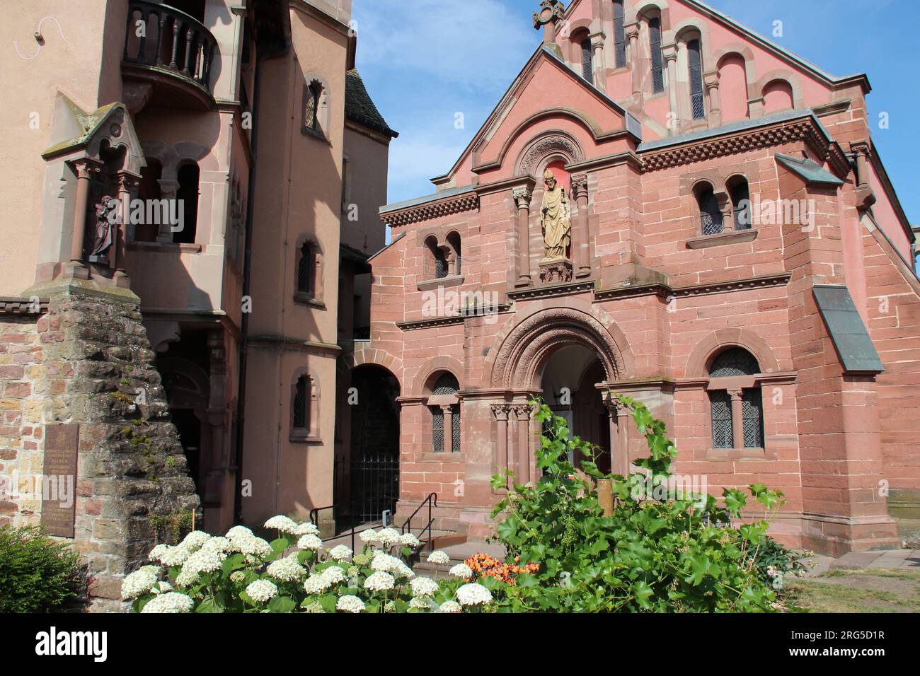Castello di saint-léon-pfalz e cappella di saint-léon IX a eguisheim in alsazia (francia) Foto Stock