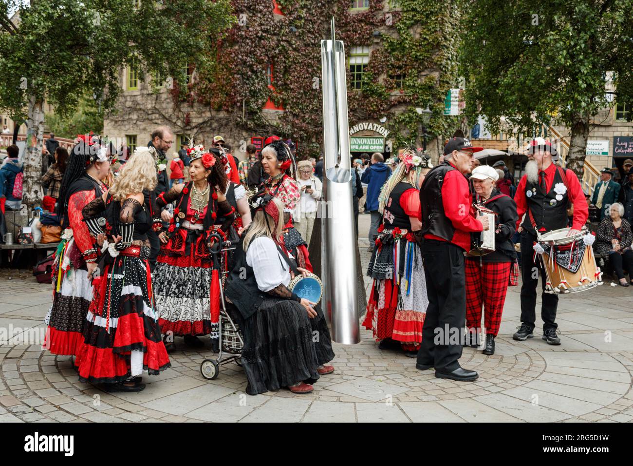 Ballerini che fanno una pausa all'Hebden Bridge Steampunk Weekend 2023. Foto Stock