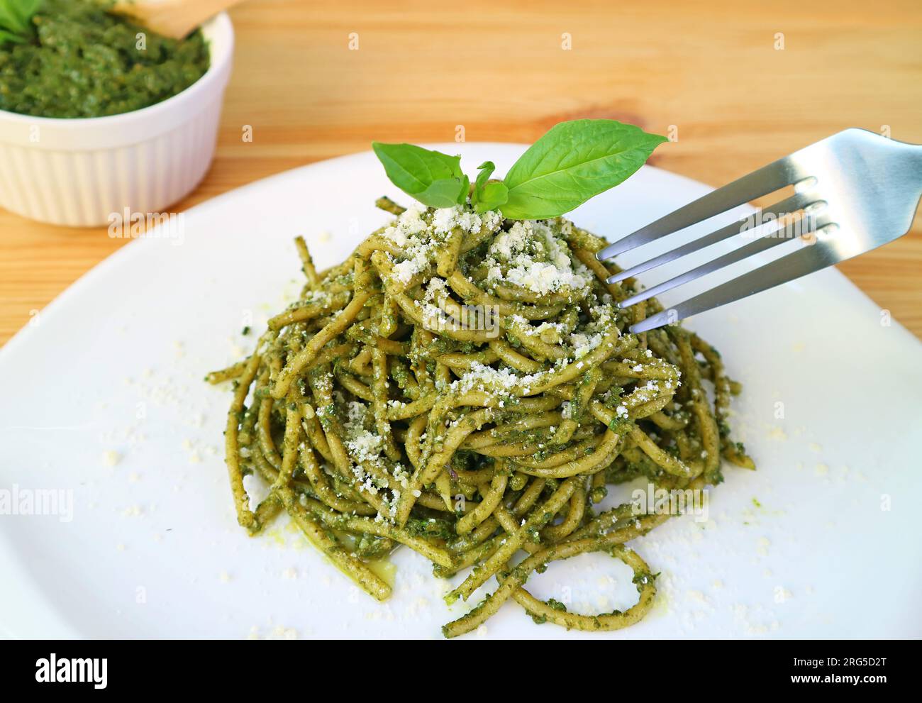 Piatto di appetitosi spaghetti con salsa Pesto fatta in casa Foto Stock