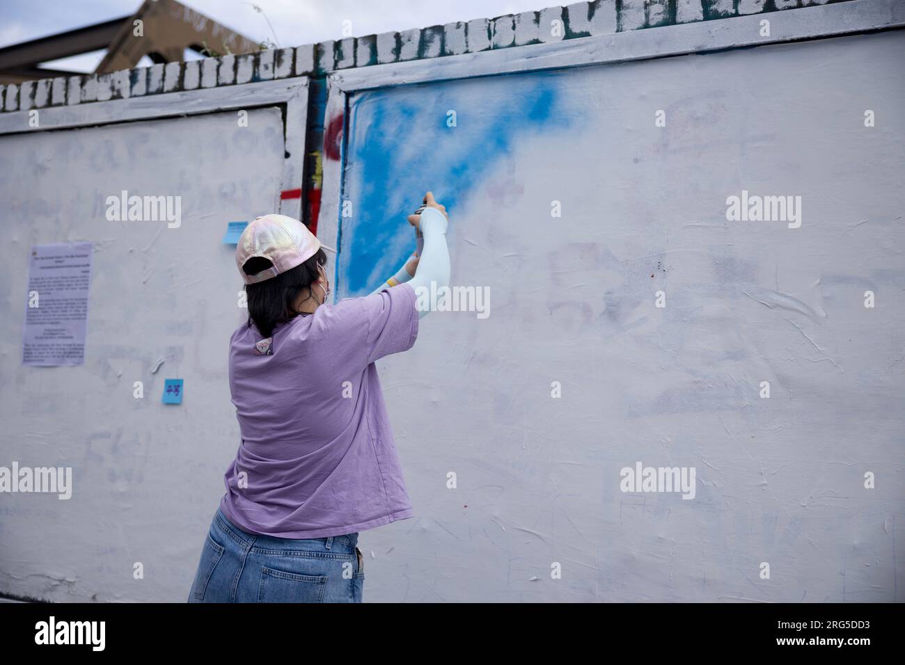 Un attivista del governo anti-cinese ha visto dipingere il muro a Brick Lane. China Deviant, un gruppo di attivismo del Partito Comunista Cinese a Londra, dipinge graffiti sul controverso muro di Brick Lane. Un gruppo di studenti cinesi del Royal College of London (RCA) ha dipinto il muro di bianco con i 12 valori fondamentali del socialismo durante la Rivoluzione culturale durante il fine settimana. Le loro azioni hanno scatenato un acceso dibattito tra gli artisti locali e le comunità cinesi e messo in discussione la diffusione della propaganda filo-cinese. Il muro è stato rivendicato per essere ridipinto dal consiglio per bianco Foto Stock