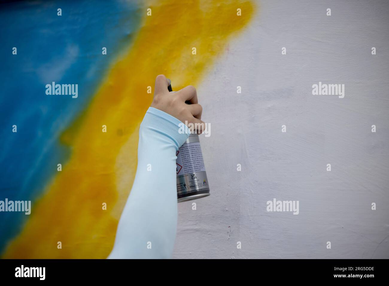 Un attivista del governo anti-cinese ha visto dipingere il muro a Brick Lane. China Deviant, un gruppo di attivismo del Partito Comunista Cinese a Londra, dipinge graffiti sul controverso muro di Brick Lane. Un gruppo di studenti cinesi del Royal College of London (RCA) ha dipinto il muro di bianco con i 12 valori fondamentali del socialismo durante la Rivoluzione culturale durante il fine settimana. Le loro azioni hanno scatenato un acceso dibattito tra gli artisti locali e le comunità cinesi e messo in discussione la diffusione della propaganda filo-cinese. Il muro è stato rivendicato per essere ridipinto dal consiglio per bianco Foto Stock