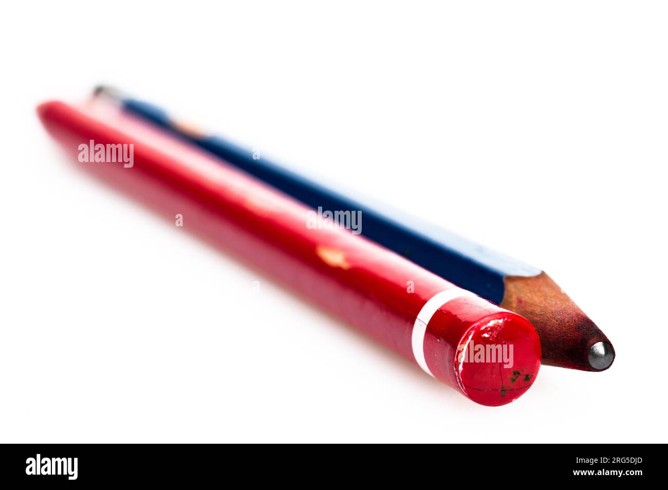 La matita rossa e nera sono gli strumenti più basilari degli studenti e sono molto utilizzati dagli adulti. Foto Stock