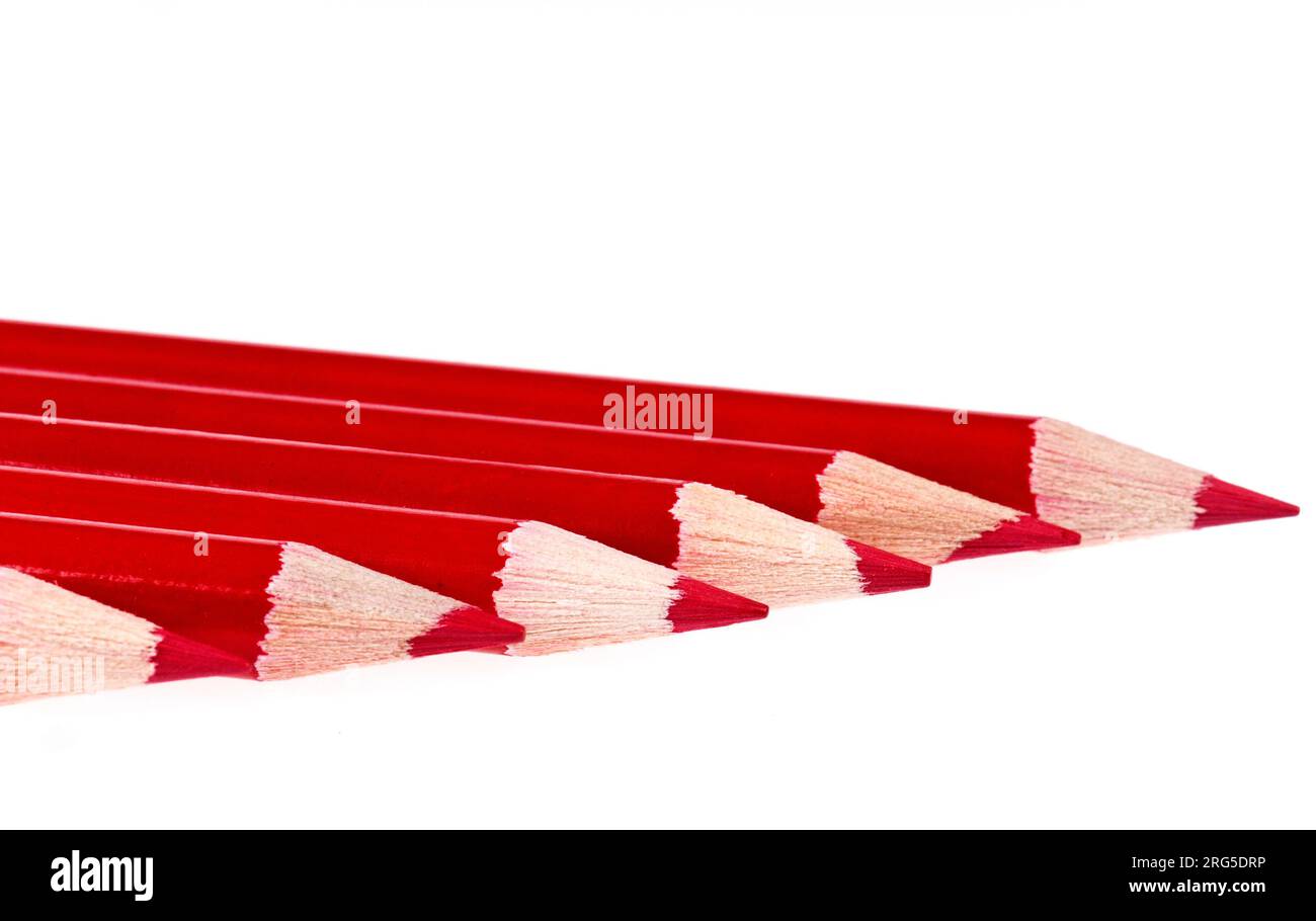 Le matite rosse sono uno degli strumenti più basilari degli studenti e sono molto utilizzate dagli adulti. Foto Stock
