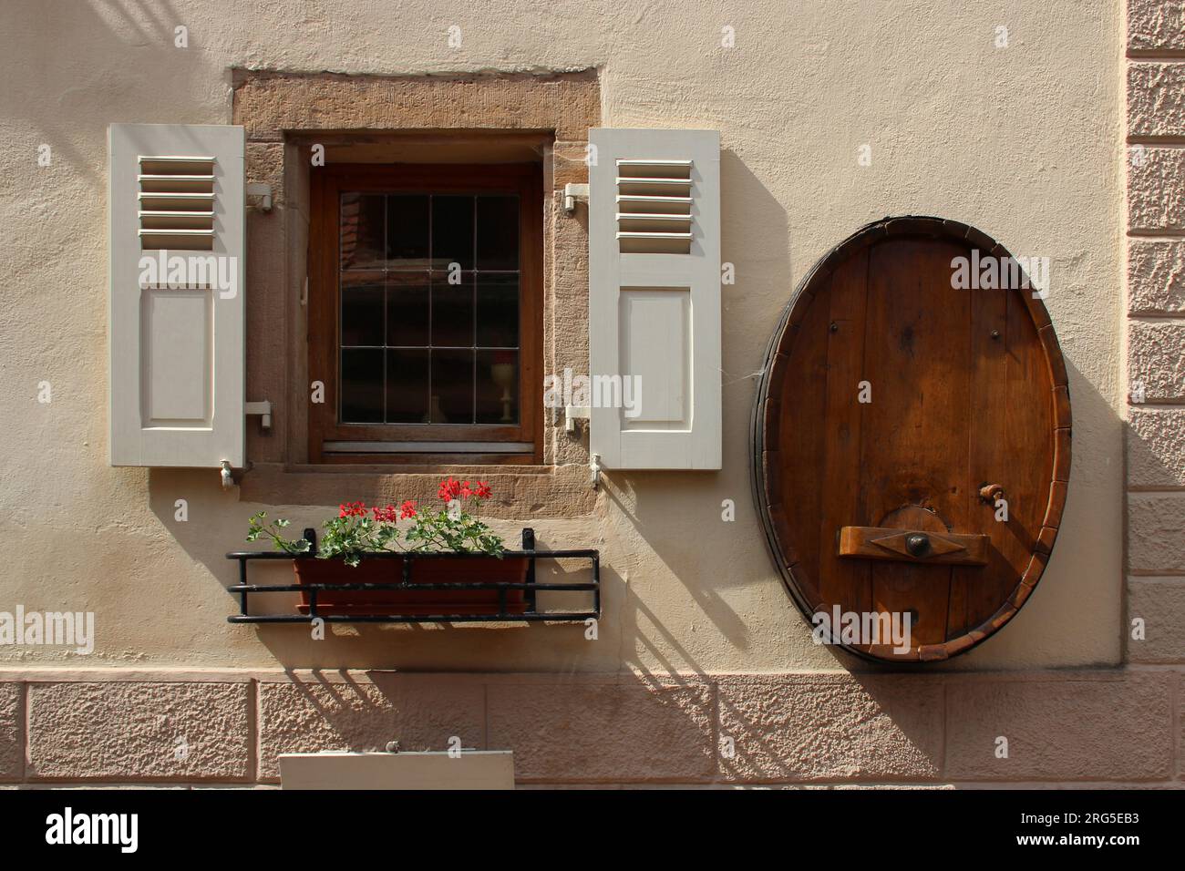 finestra e botte a eguisheim in alsazia (francia) Foto Stock