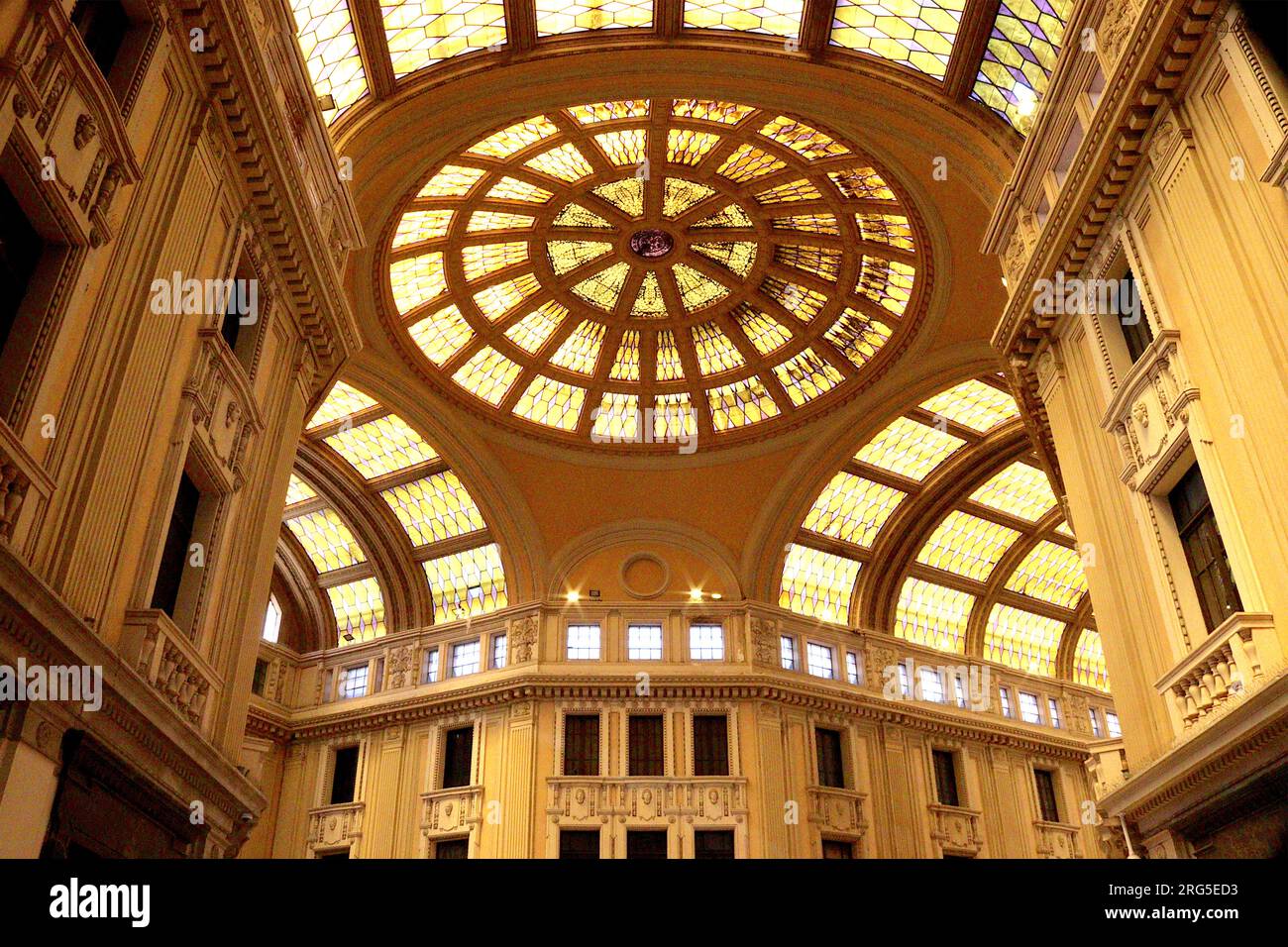 Tetto a volta della Galleria Vittorio Emamuel III, edificio storico in stile Liberty a forma di Y, decorato con vetrate colorate, Messina, Sicilia. Foto Stock
