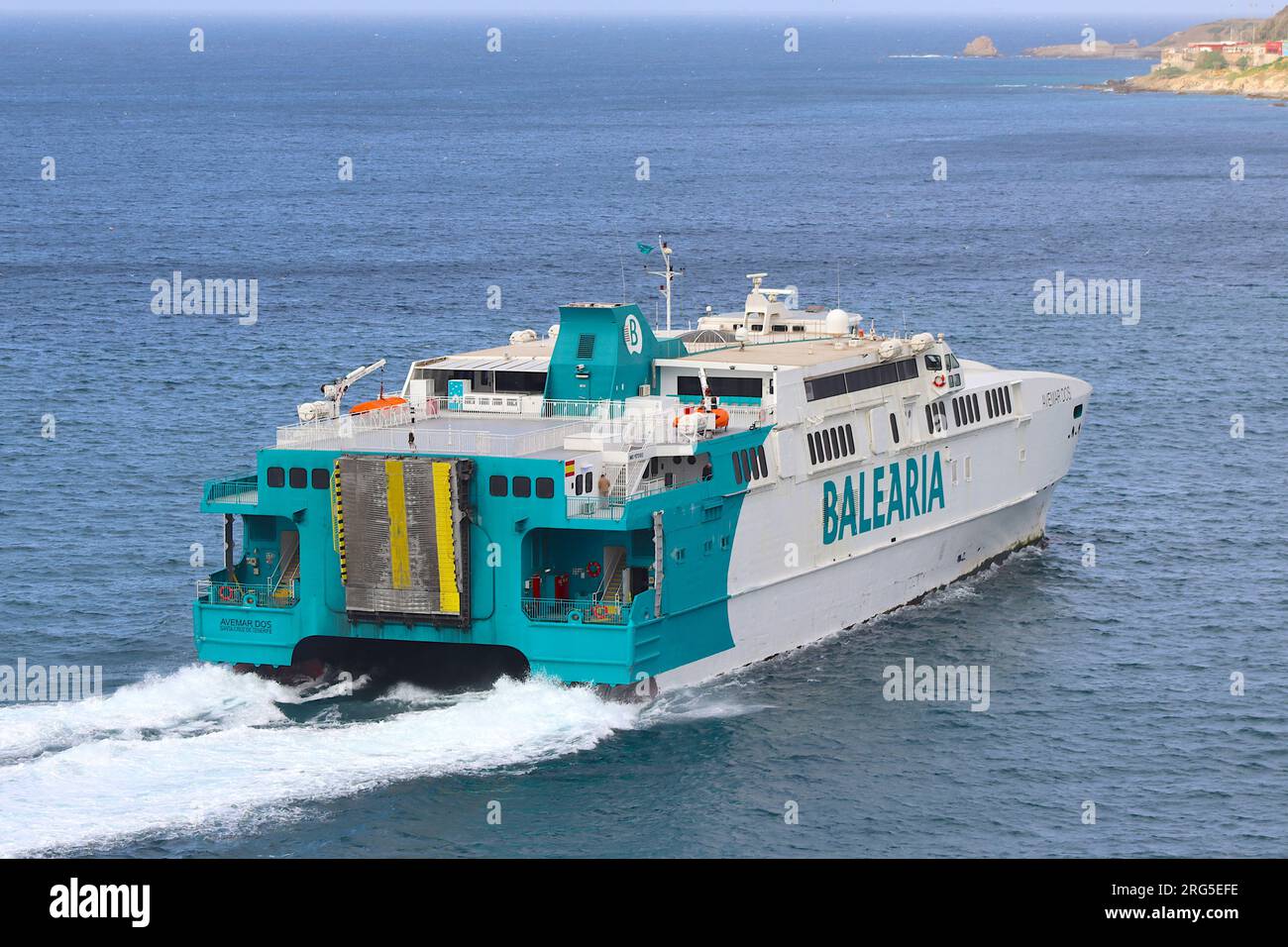 Il traghetto veloce per catamarano Avemar Dos di Balearia parte da Ceuta, Nord Africa, diretto ad Algeciras, Spagna, operando il servizio Strait South, un viaggio di 31 km. Foto Stock