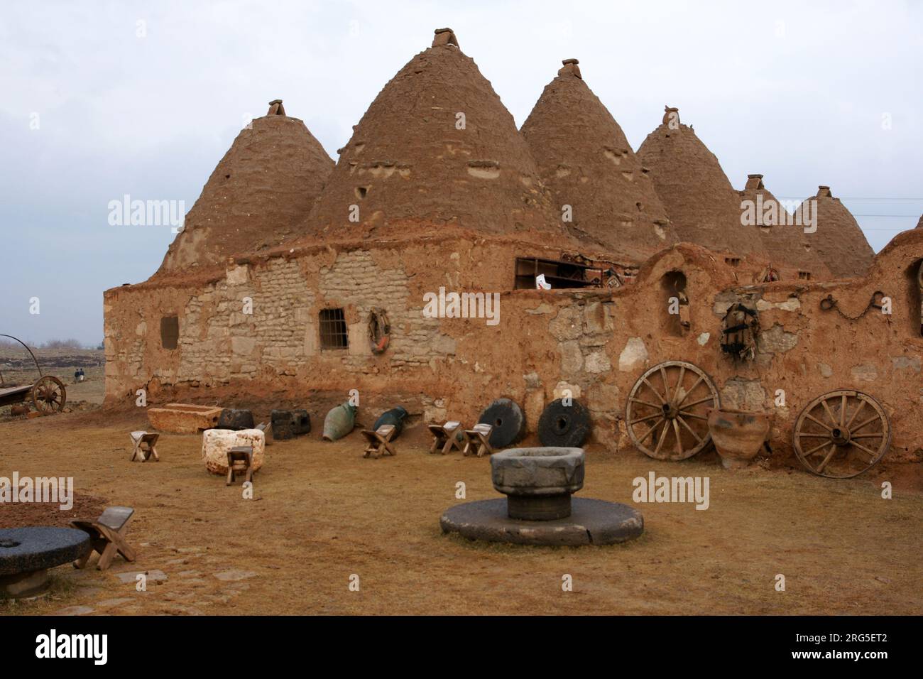 Il quartiere di Harran, situato nella città di Sanliurfa in Turchia, è una città turistica con le sue vecchie case e le antiche rovine. Foto Stock