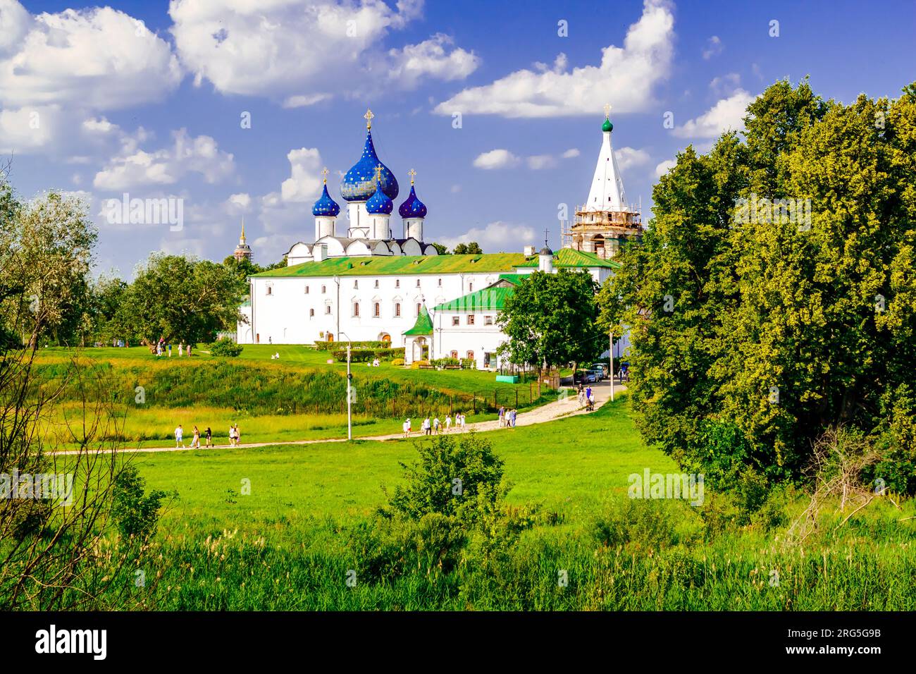 Suzdal, regione di Vladimir, Russia: 4 luglio 2023: Splendido paesaggio di Suzdal con persone che camminano fino al complesso architettonico del Cremlino di Suzdal. Foto Stock