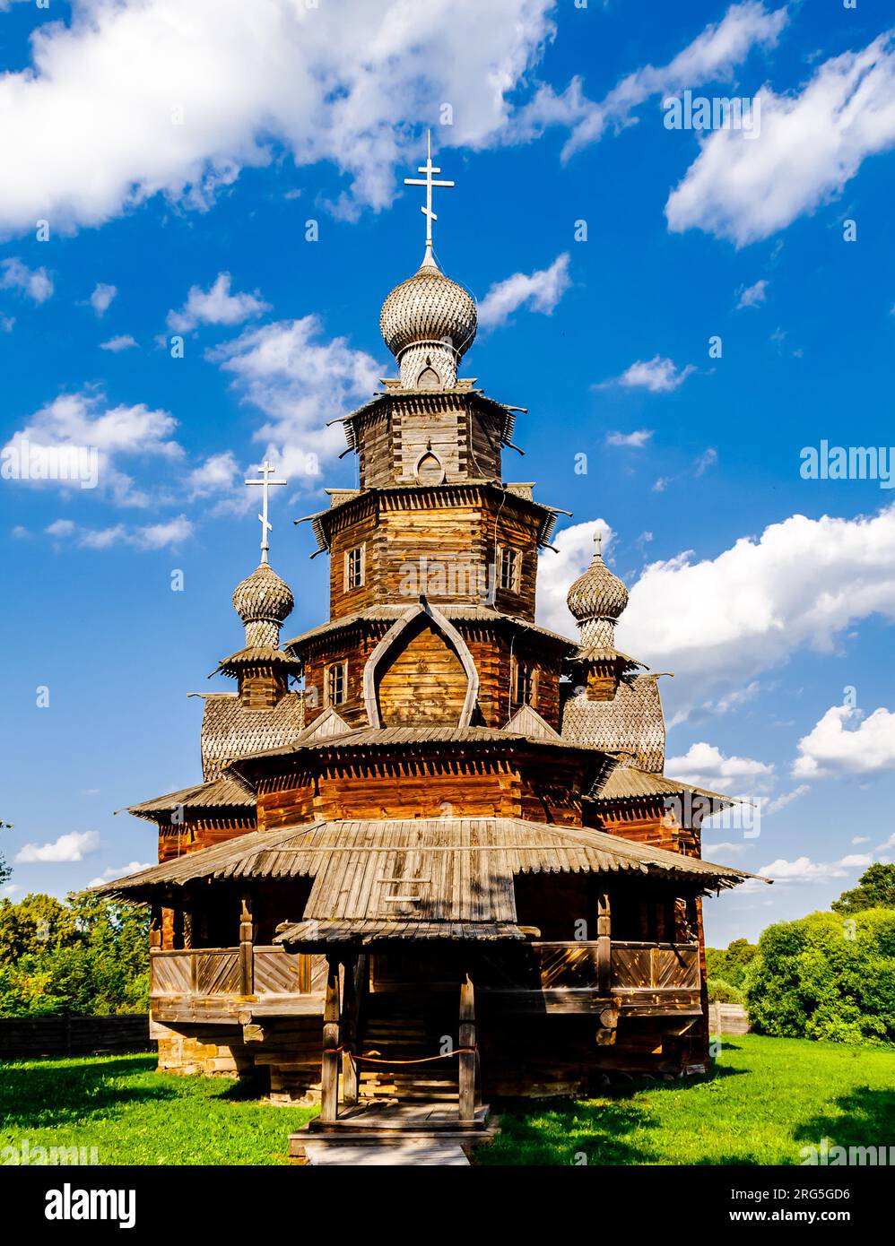 Chiesa russa di legno a Suzdal, Russia. Tempio ortodosso nel museo di architettura. Foto Stock