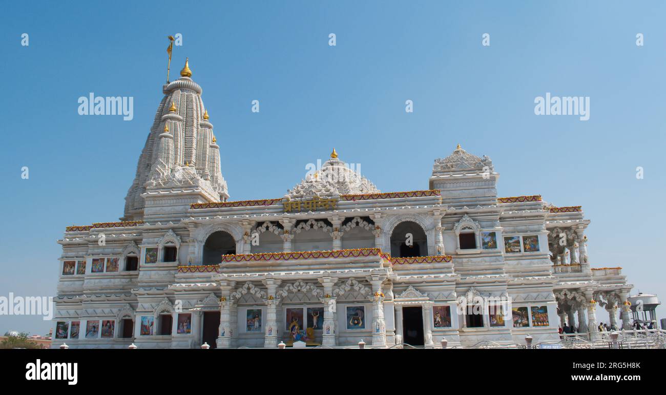 Tempio di Mathura Vrindavan, Prem mandir con cielo blu sullo sfondo, splendida architettura. Tempio di Radha Krishna. Foto Stock