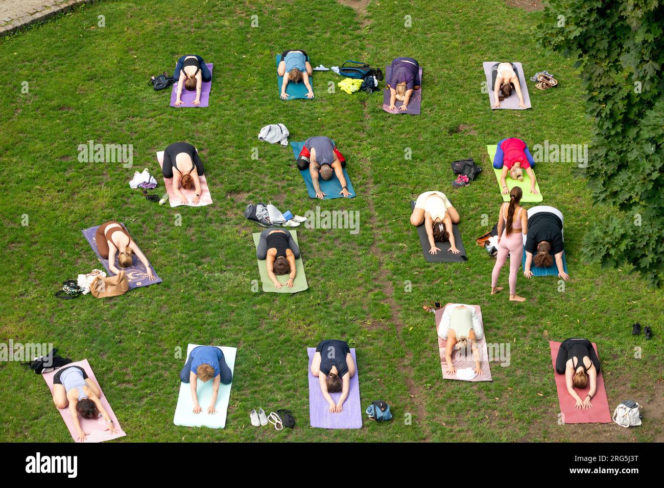 Corso di yoga all'aperto del fine settimana nell'area verde di Garnizon nel quartiere di Wrzeszcz , Danzica, Polonia, Europa, UE Foto Stock