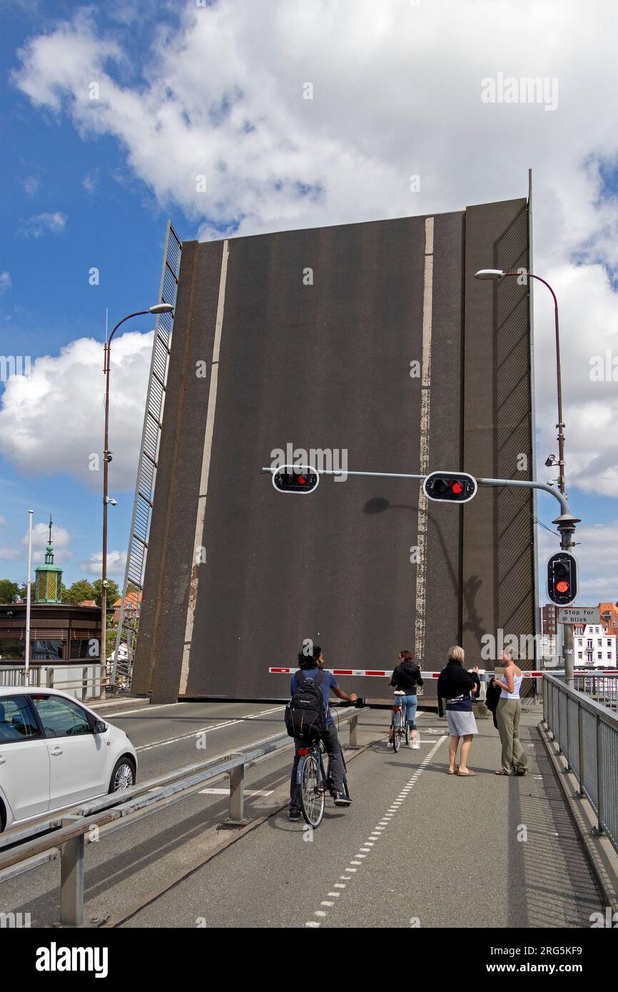 Ponte aperto contro il contrappeso, King Christian X. Bridge, Sønderborg, Syddanmark, Danimarca Foto Stock