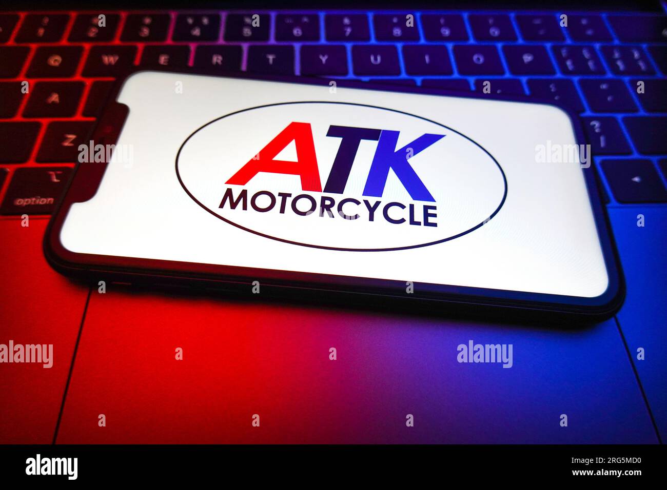 Cina. 7 agosto 2023. In questa immagine, il logo ATK viene visualizzato sullo schermo di uno smartphone. ATK è una delle principali aziende motociclistiche indipendenti in America. Sono particolarmente famosi per le loro moto da corsa e sportive, con una potenza e una resistenza notevoli. Ci lavorano dal 1984, quando è stata rilasciata la prima moto di questo marchio. Credito: SOPA Images Limited/Alamy Live News Foto Stock