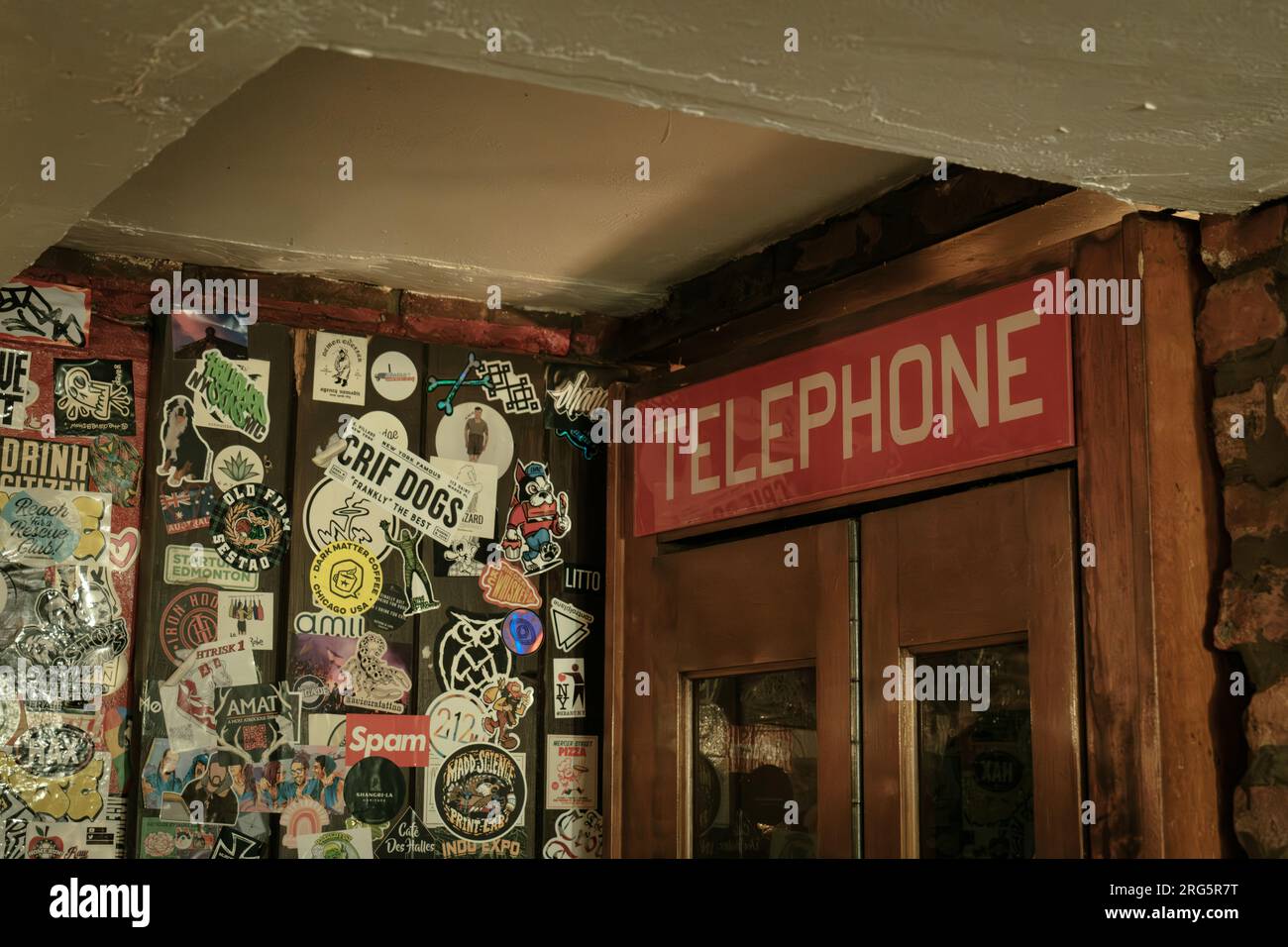 Cartello telefonico a Crif Dogs, Manhattan, New York Foto Stock
