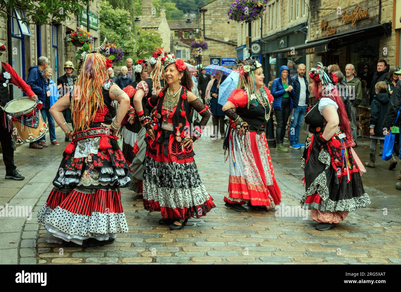 Ballerini all'Hebden Bridge Steampunk Weekend 2023. Foto Stock