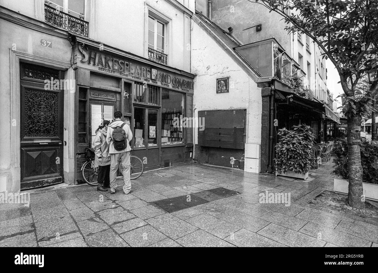 Fotografia in bianco e nero dell'archivio degli anni '1990 della libreria Shakespeare & Co a Parigi. Foto Stock