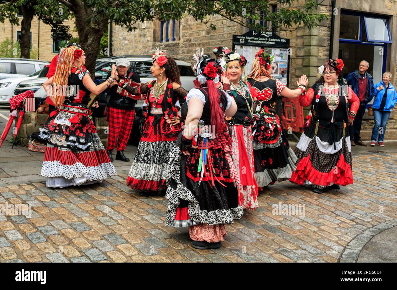 Ballerini all'Hebden Bridge Steampunk Weekend 2023. Foto Stock