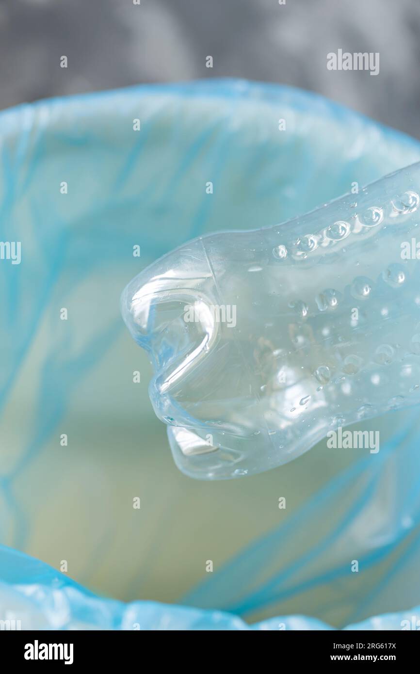 Riciclaggio eco-compatibile - flacone in plastica nel cestino Foto Stock