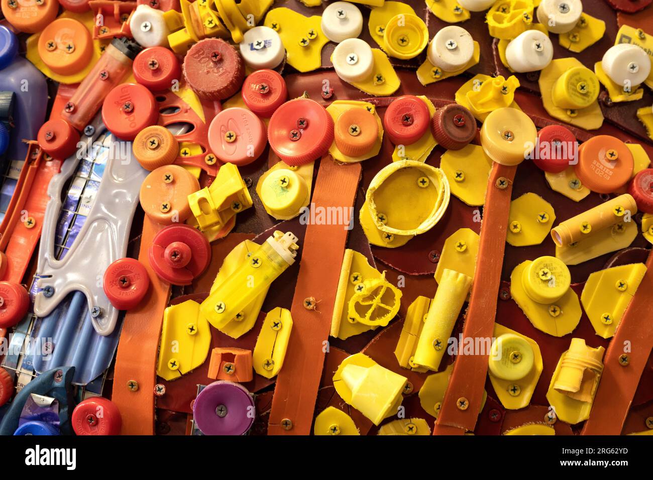 Dettaglio ravvicinato di una grande scultura in plastica realizzata interamente con rifiuti di plastica trovati sulle spiagge locali, lavati a terra, a Bandon, Oregon. Foto Stock