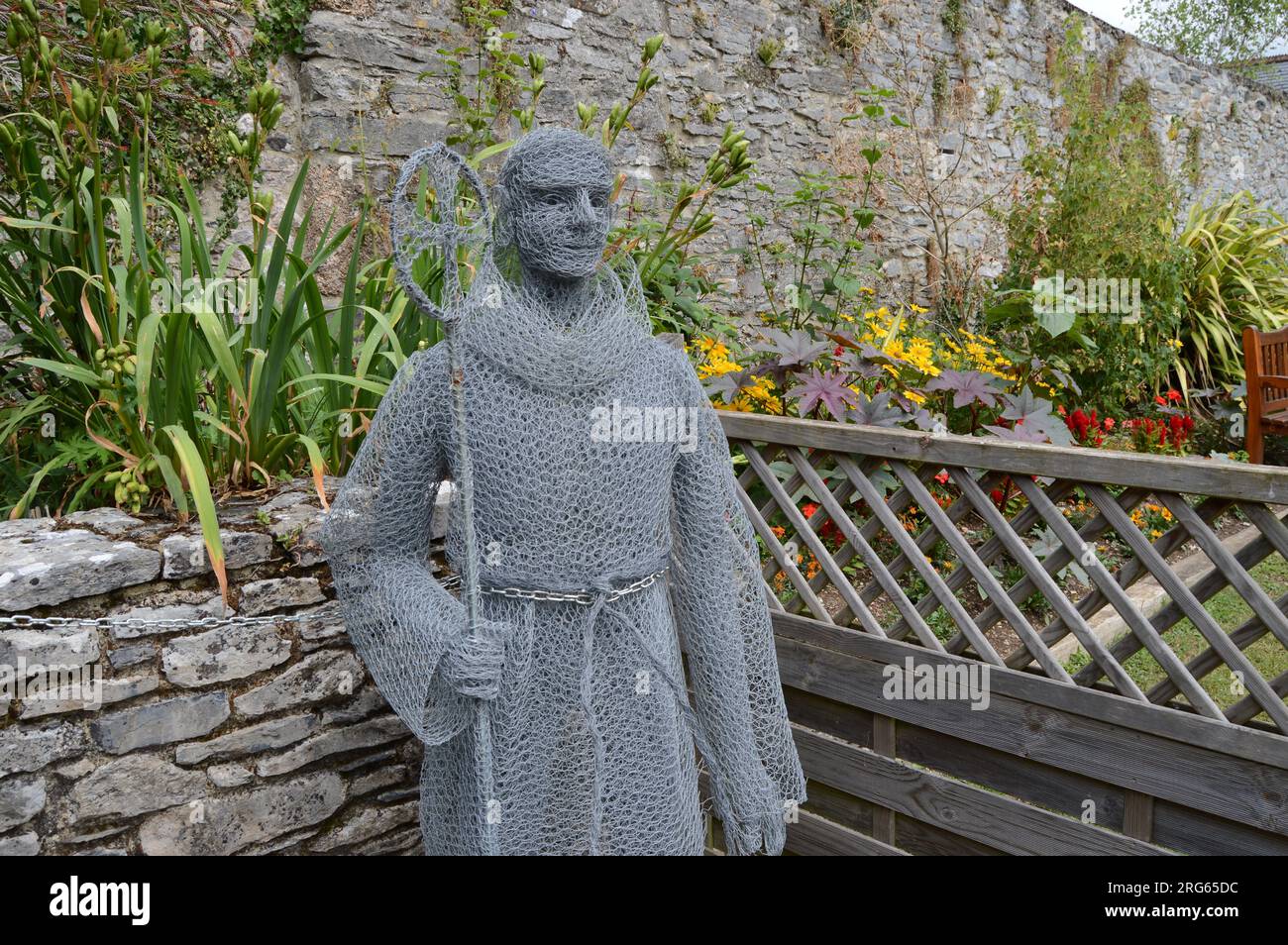 Una statua di un monaco a Buckfast Abbey realizzata in filo di pollo Foto Stock