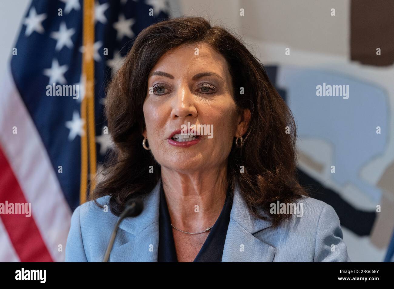 Il governatore Hochul parla alla stampa dopo l'annuncio del completamento di Avalon Harrison vicino alla stazione Metro-North con 143 unità a prezzi accessibili e facile accesso ai treni a Avalon Harrison Transit-Oriented Development a Harrison, NY, il 7 agosto 2023 Foto Stock