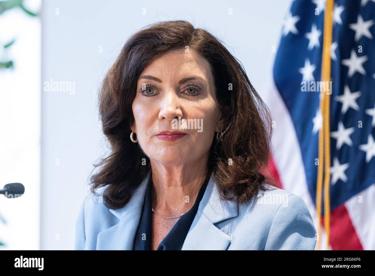Il governatore Hochul parla alla stampa dopo l'annuncio del completamento di Avalon Harrison vicino alla stazione Metro-North con 143 unità a prezzi accessibili e facile accesso ai treni a Avalon Harrison Transit-Oriented Development a Harrison, NY, il 7 agosto 2023 Foto Stock