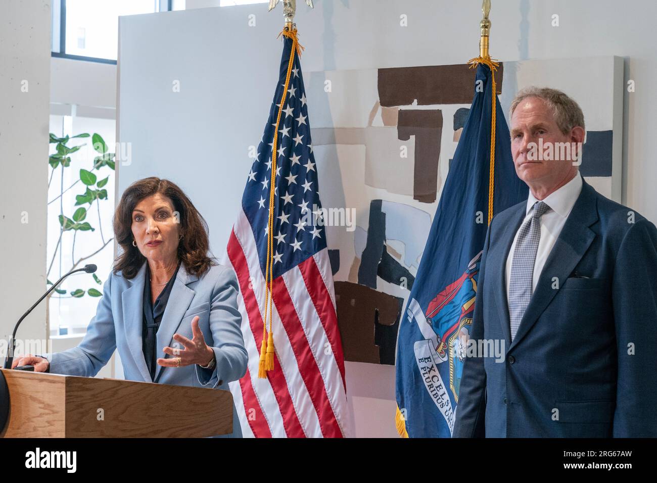 Il governatore Hochul parla alla stampa dopo l'annuncio del completamento di Avalon Harrison vicino alla stazione Metro-North con 143 unità a prezzi accessibili e facile accesso ai treni a Avalon Harrison Transit-Oriented Development a Harrison, NY, il 7 agosto 2023 Foto Stock