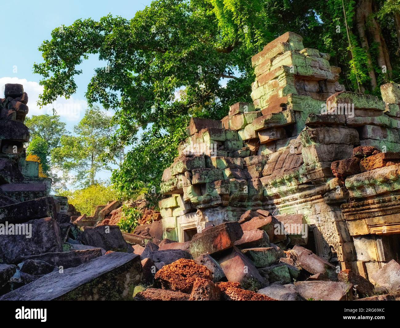 Meraviglie perdute di Angkor: Rovine di antiche strutture nascoste nelle foreste cambogiane. Foto Stock