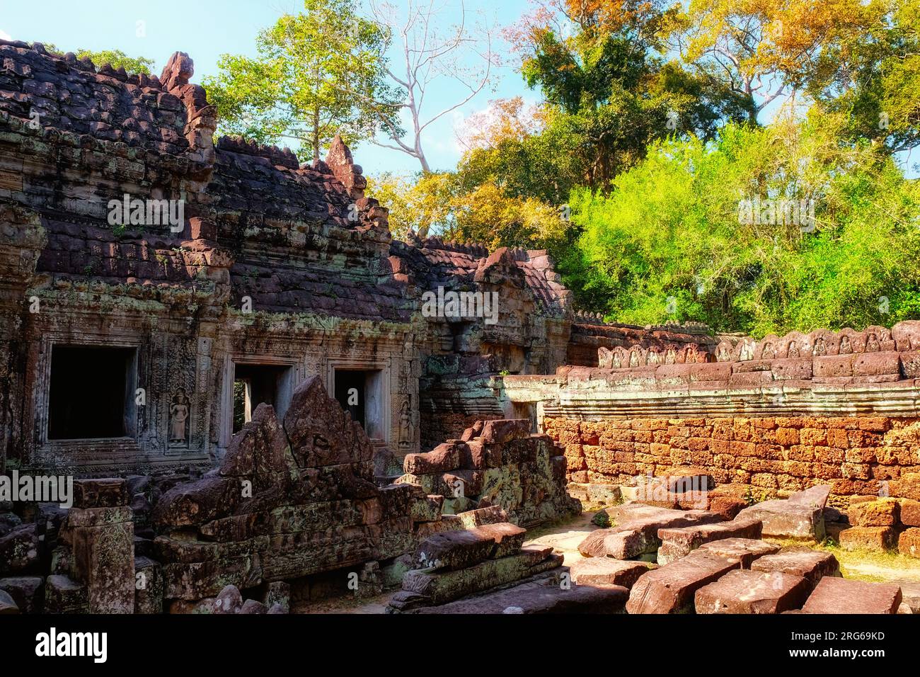 Segreti della giungla svelati: Rovine di antiche strutture nella città perduta di Angkor. Foto Stock