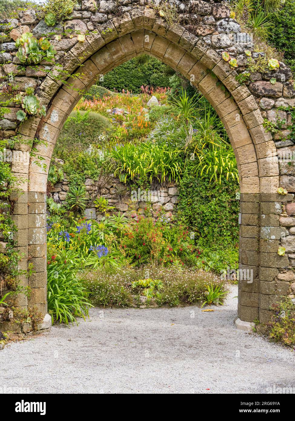 Il Priorato di San Nicola, il Priorato di Tresco, le rovine dell'Abbazia, i Giardini dell'Abbazia di Tresco, Tresco, Isles of Scilly, Cornovaglia, Inghilterra, Regno Unito, GB. Foto Stock