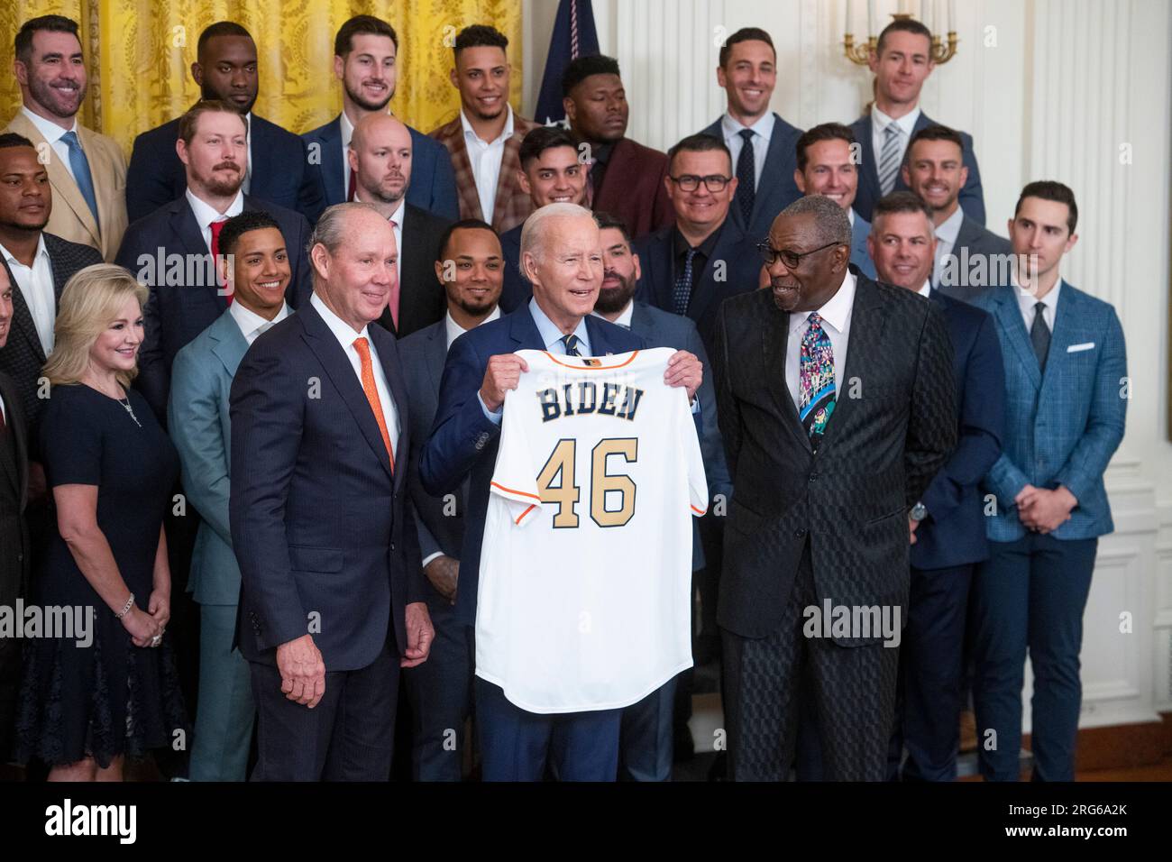 Washington, Vereinigte Staaten. 7 agosto 2023. Il presidente degli Stati Uniti Joe Biden, centro, è affiancato dal proprietario degli Houston Astros Jim Crane, a sinistra, e dal manager degli Houston Astros Dusty Baker, a destra, mentre dà il benvenuto alla squadra degli Houston Astros nella East Room della Casa Bianca per onorare la vittoria delle World Series 2022, a Washington, DC, lunedì 7 agosto, 2023. credito: Rod Lamkey/CNP/dpa/Alamy Live News Foto Stock