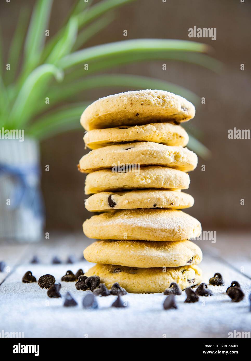 Una pila di biscotti senza glutine con patatine di cioccolato Foto Stock