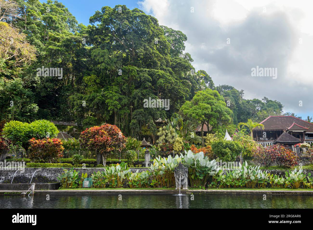 L'ex palazzo reale di Tirtagangga (che significa acqua del Gange, il fiume sacro dell'induismo) presenta fontane a più livelli, giardini e sculture in pietra Foto Stock