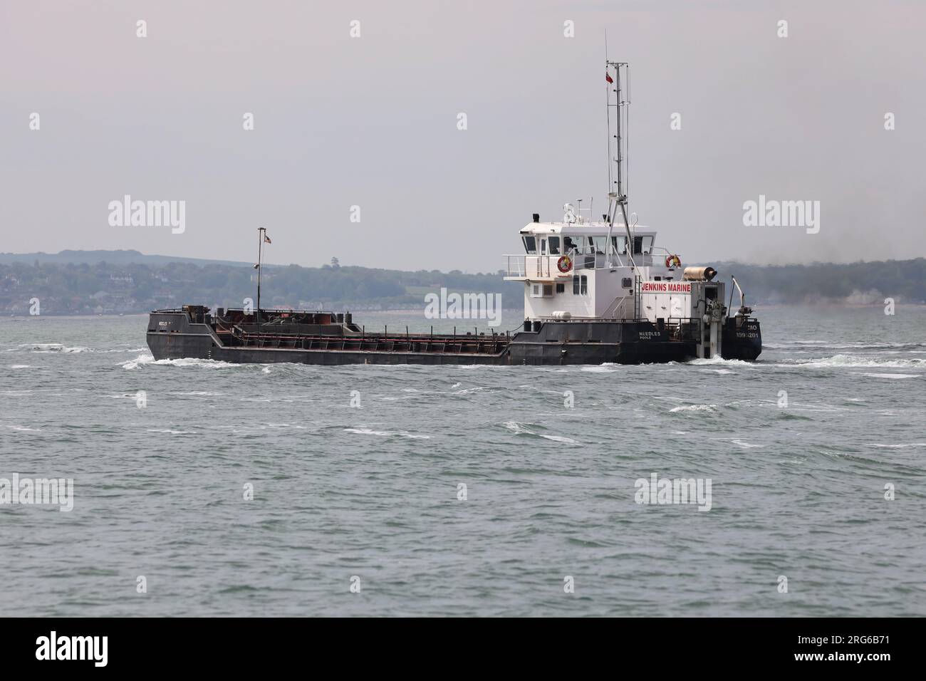 Gli AGHI MV della chiatta della draga a tramoggia motorizzata Jenkins Marine si dirigono verso il Solent dopo aver lasciato il porto Foto Stock